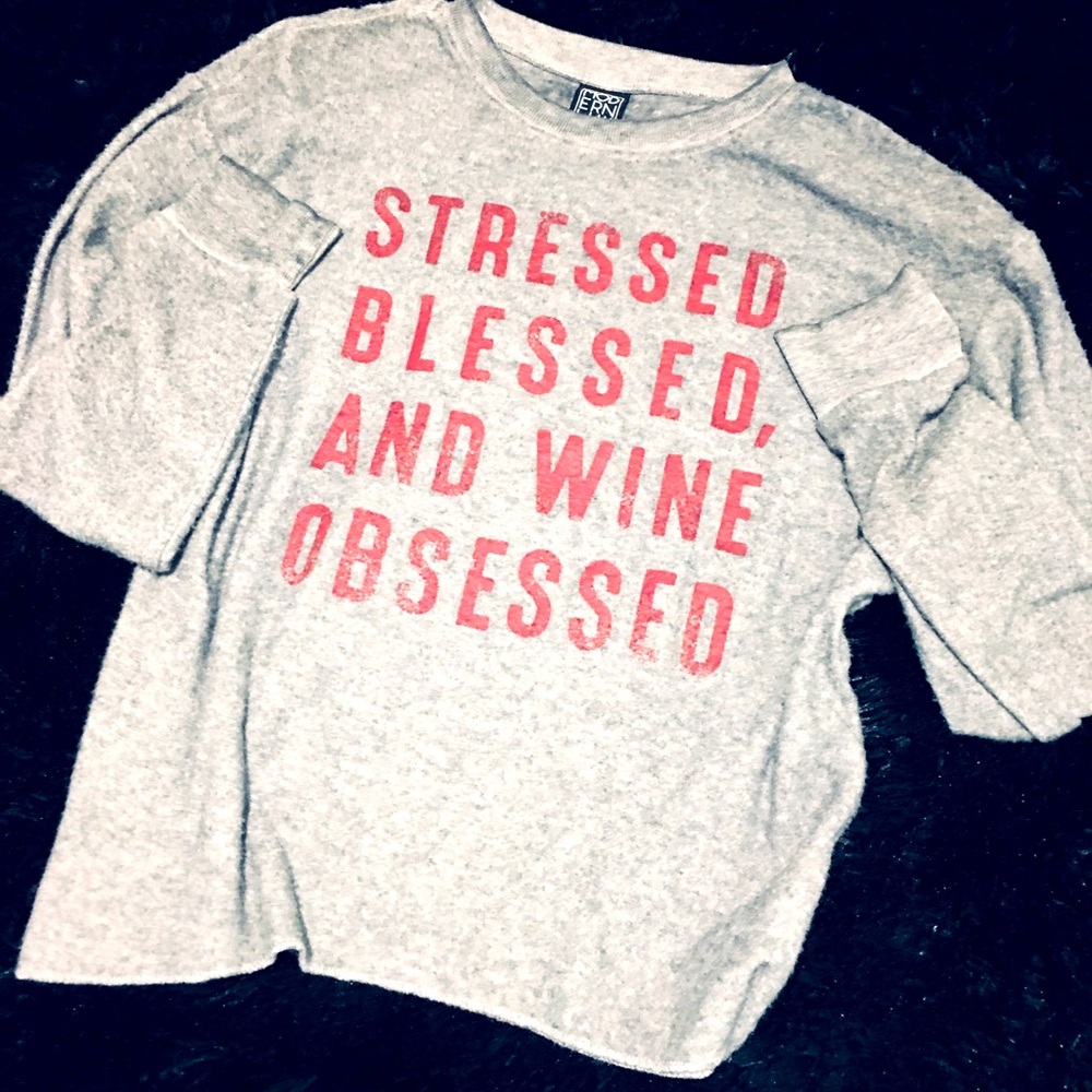 Light cashmere-feel top with burgundy lettering